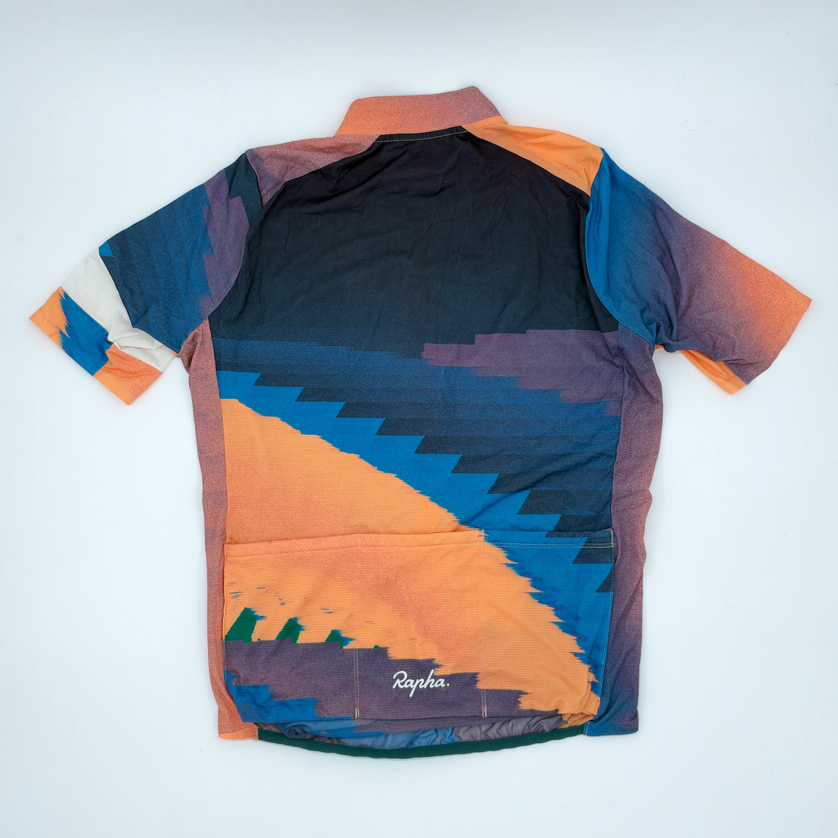 Rear view showing the full graduated print, three rear pockets and mesh gripper hem