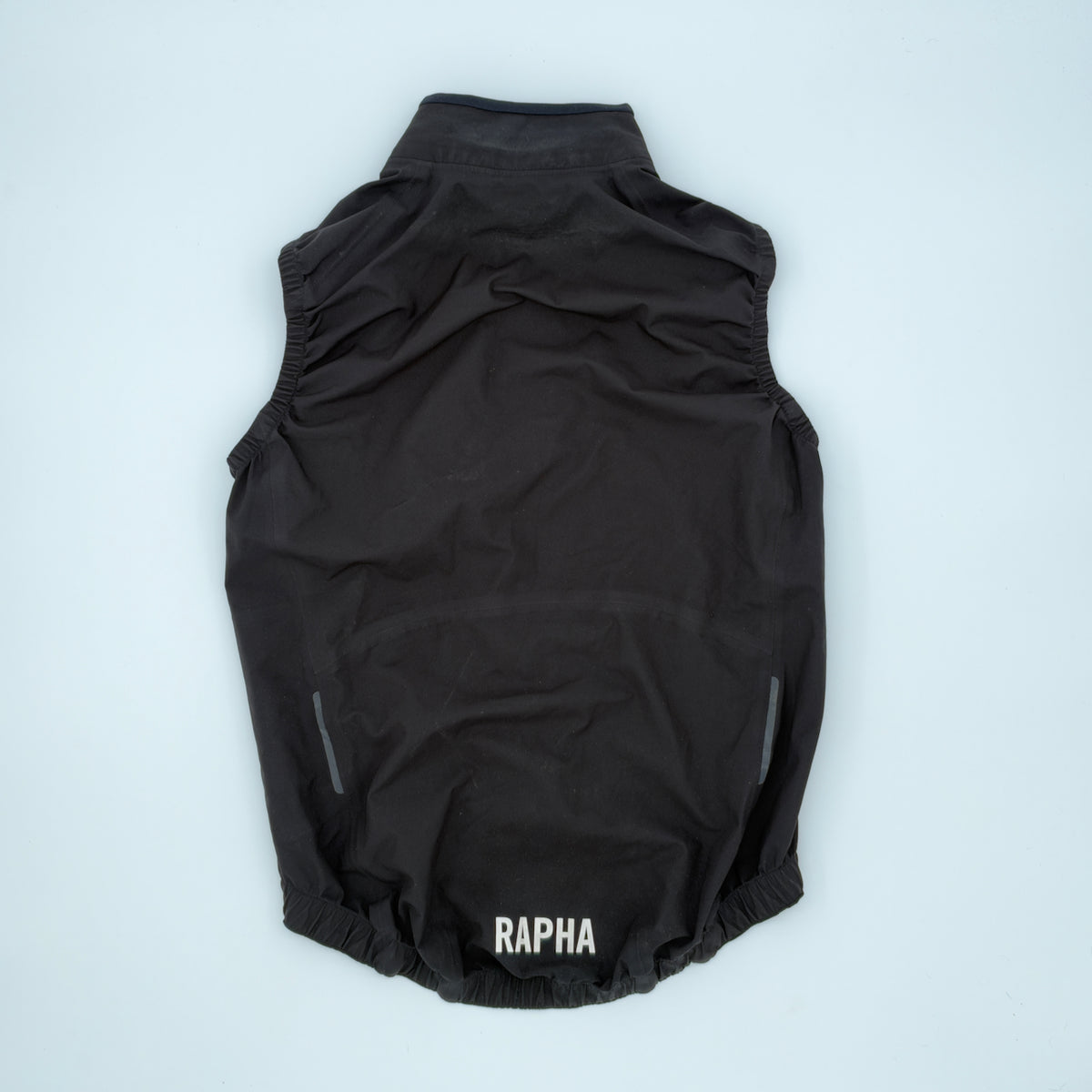 Rear view showing RAPHA print, rear pocket opening and flanking reflective strips