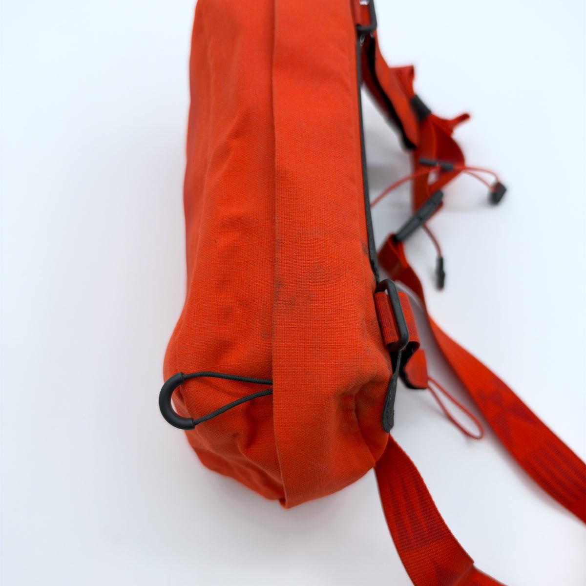 End view showing the bungee cord