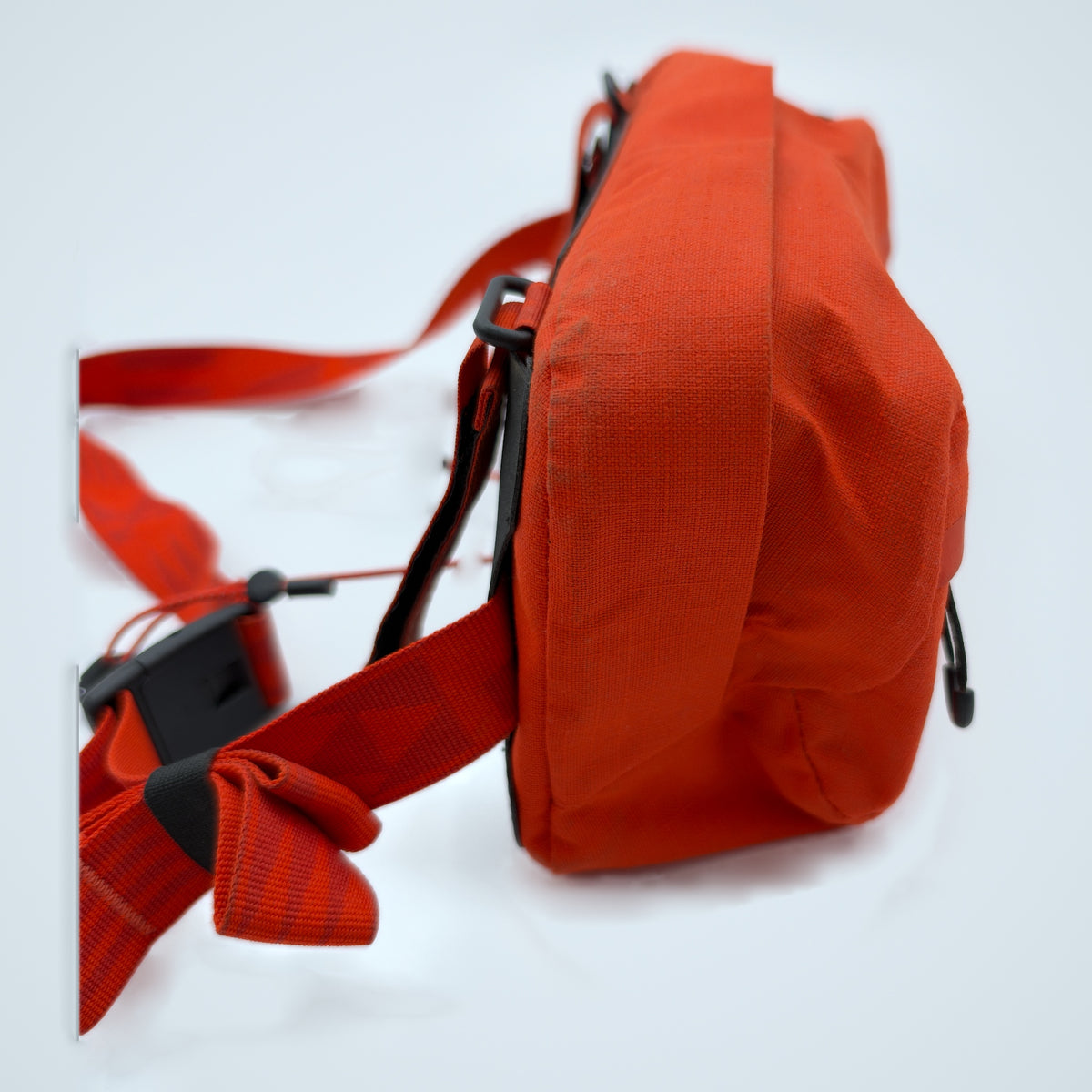 Bar bag with straps extended